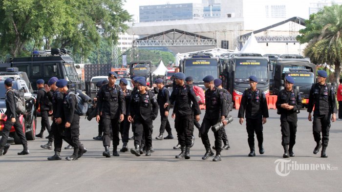 pasukan-brimob-menjaga-perhelatan-reuni-212.jpg