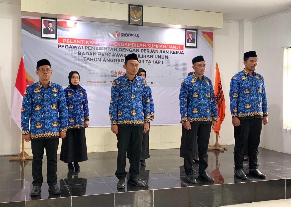 pelantikan-PPPK-Bawaslu-Halmahera-Selatan-2025.jpg