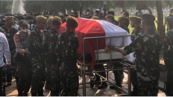 Raut Pilu Emil Dardak Saat Jenazah Sang Ayah, Hermanto Dardak, Dimakamkan di TMP Kalibata