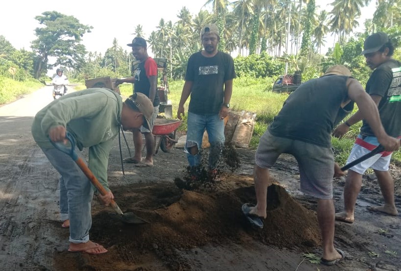pemuda-desa-gosoma-di-halmahera-utara-tambal-jalan-berlubang.jpg