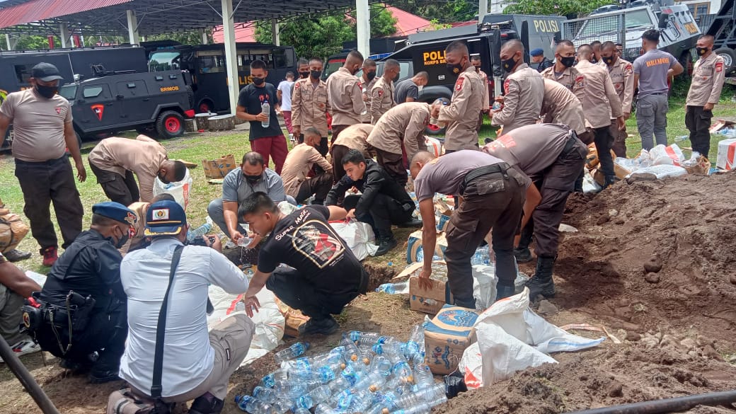 Polisi Musnahkan Ribuan Botol Minuman Keras Berbagai Jenis