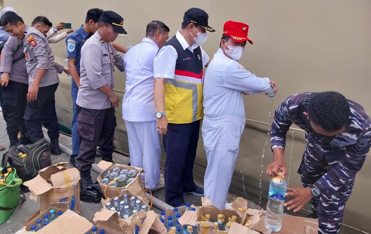 Tim Gabungan di Ternate Sita Ratusan Botol Captikus dari Atas Kapal KM Labobar