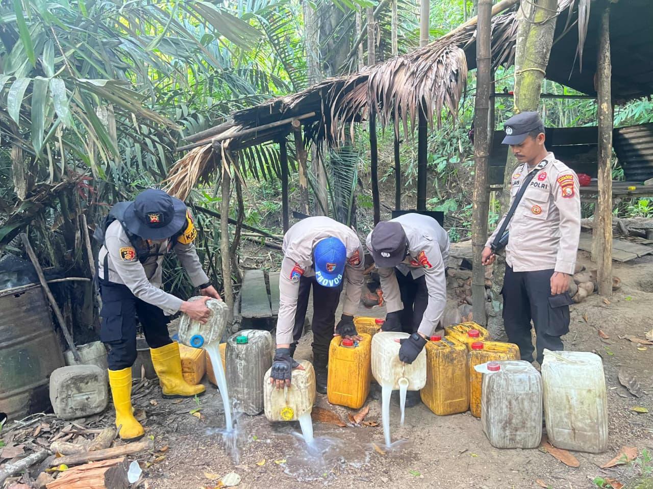 pemusnahan-miras_halmahera-selatan_37.jpg