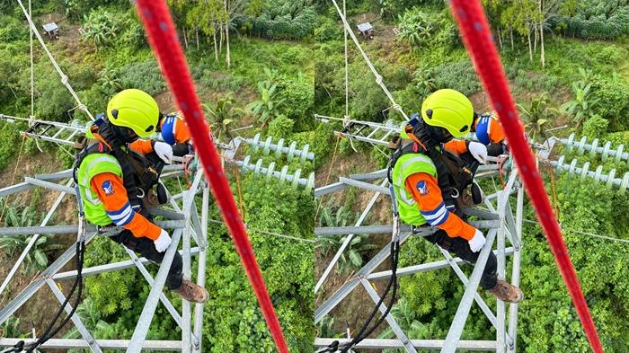 Kegiatan Tim UP3B Maluku Lakukan Pemeliharaan Isolator pada Tower 15 Line 2 Jurusan Passo-Wayame