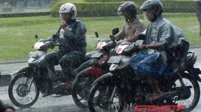 pengguna-sepeda-motor-memakai-jas-hujan-saat-hujan-tiba.jpg