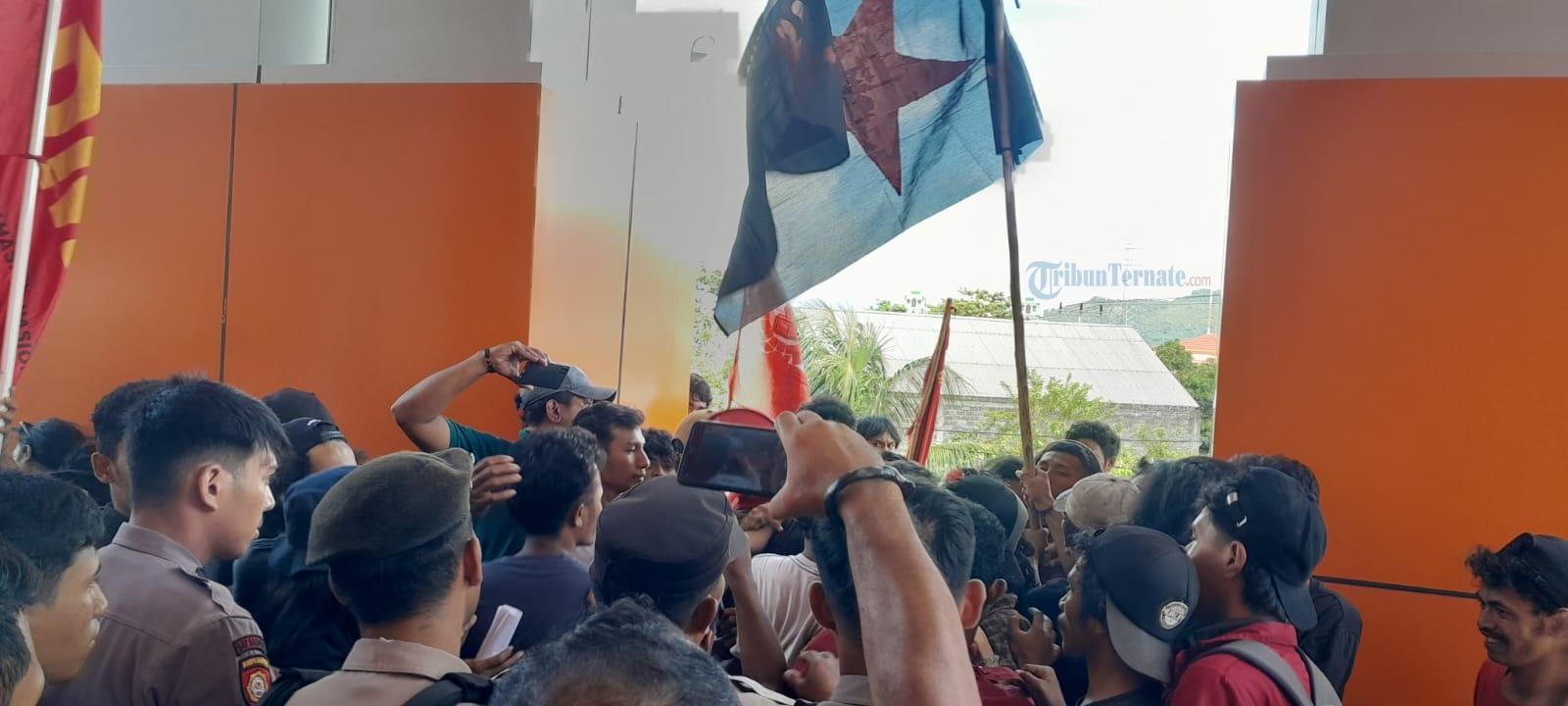 pengunjuk-rasa-bersi-tegang-dengan-aparat-di-depan-kantor-DPRD-Kota-Ternate.jpg