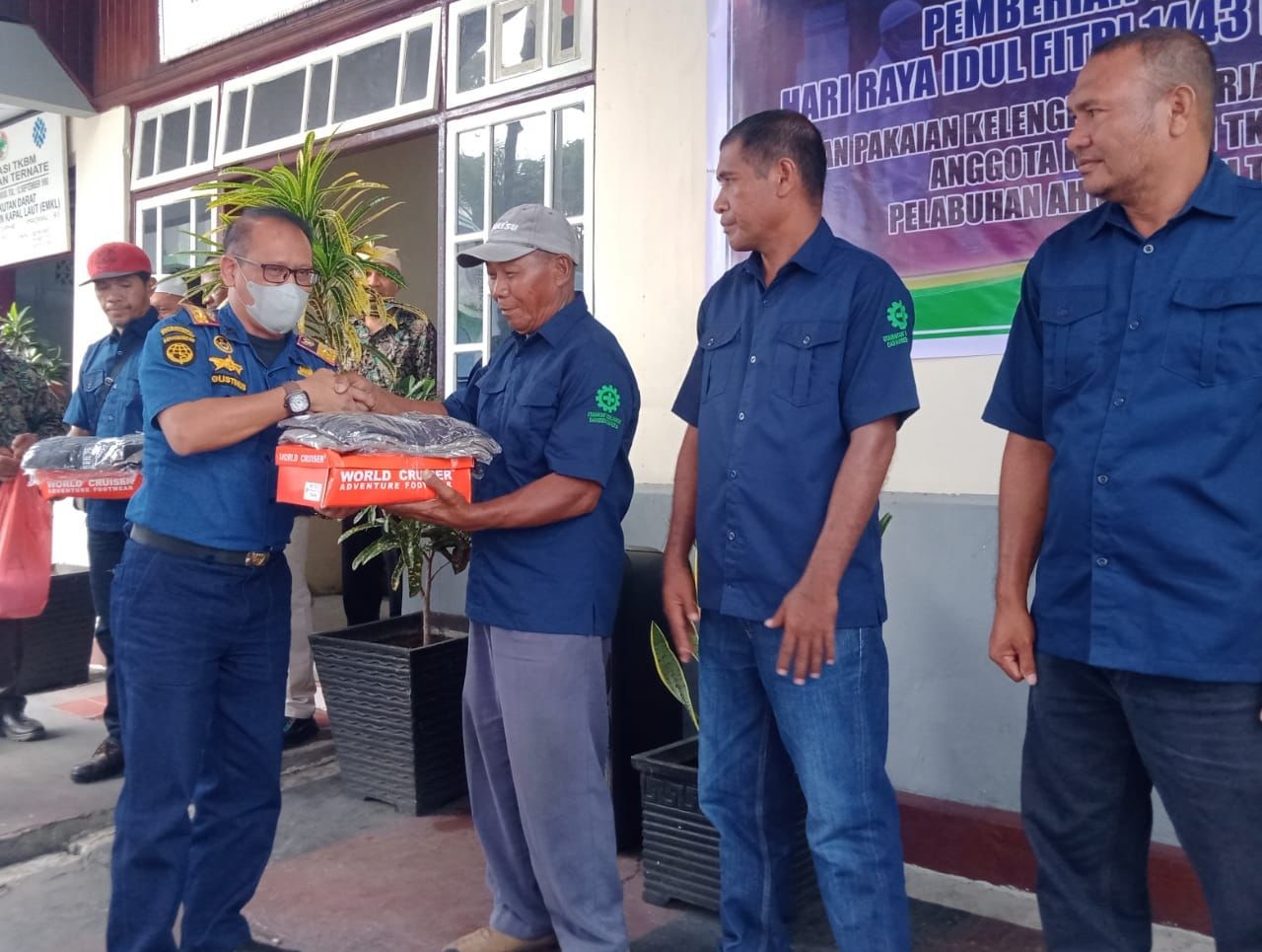 448 Buruh Pelabuhan Ahmad Yani Dapat THR Rp 1 Miliar dari Koperasi TKBM Pelabuhan Ternate