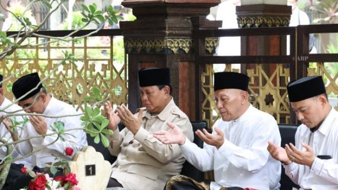 prabowo-ziarah-ke-makam-gus-dur.jpg