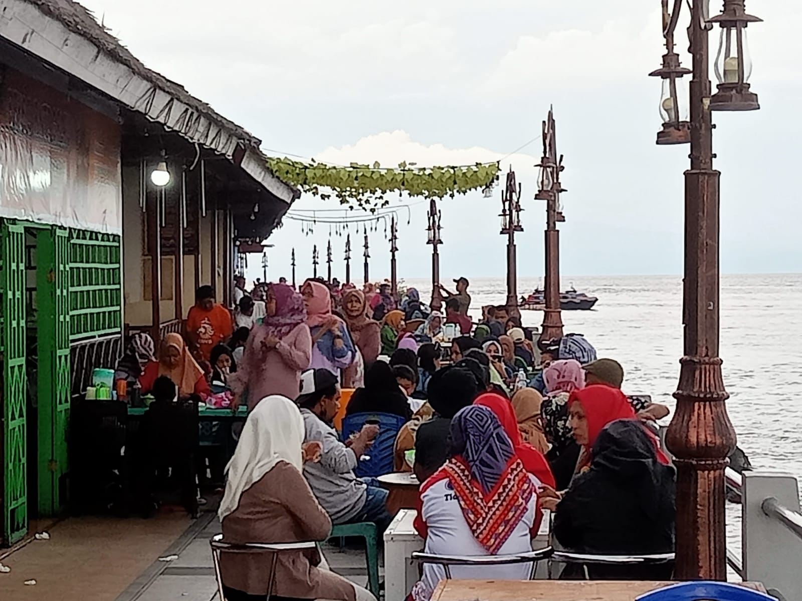 Puluhan Pengunjung Padati Pusat Kuliner di Area Sail Tidore 2022