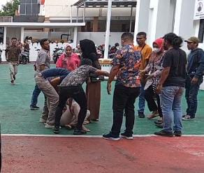 Putri Mantan Kadispora Ternate Pingsan Lihat Bapaknya Ditahan Jaksa