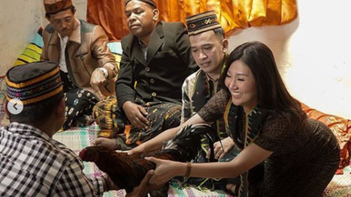 ruben-onsu-takut-pegang-ayam-di-acara-adat-betrand-peto.jpg