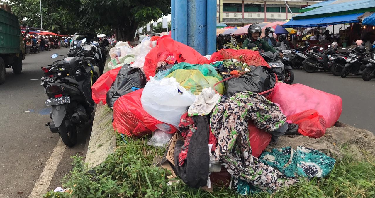 Miris! Taman Pembatas Jalan di Ternate Jadi Tempat Sampah