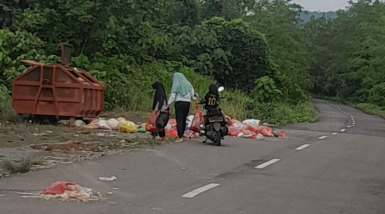 Sampah Berserakan, Warga Desa Soagimalaha Halmahera Timur Harap DPLH Bersikap