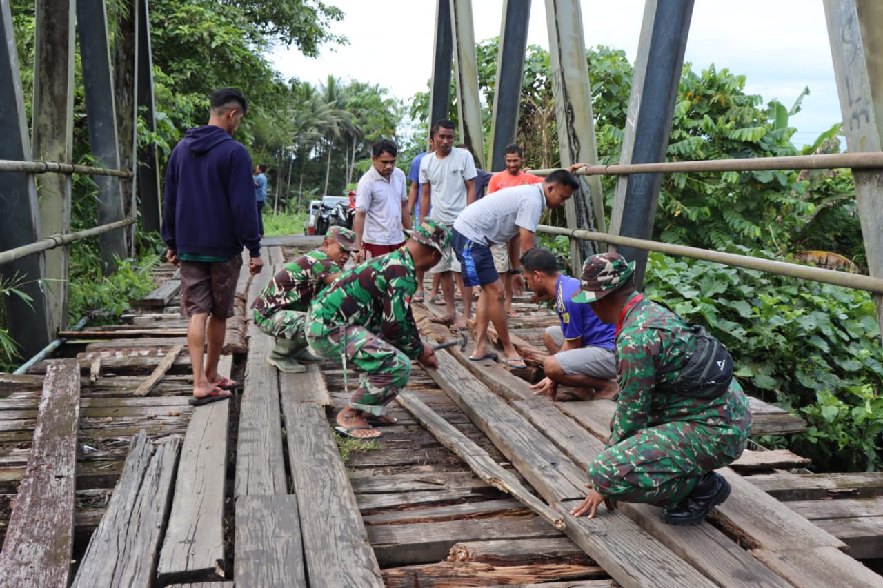 Bersama Warga, Satgas TMMD Kodim 1508 Tobelo Perbaiki Jembatan Rusak di Desa Makarti Halmahera Utara