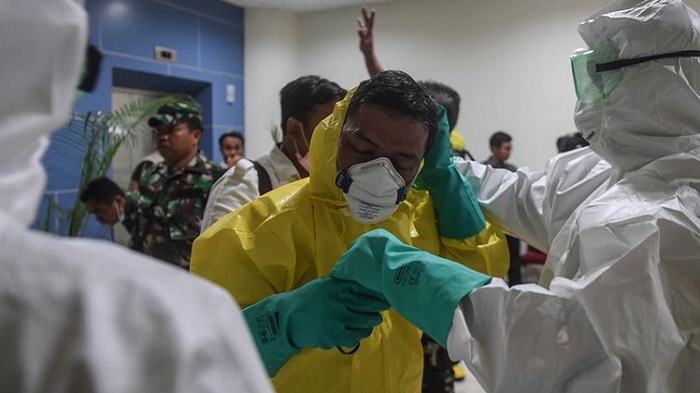sejumlah-petugas-sambut-kru-kapal-yang-negatif-virus-corona.jpg