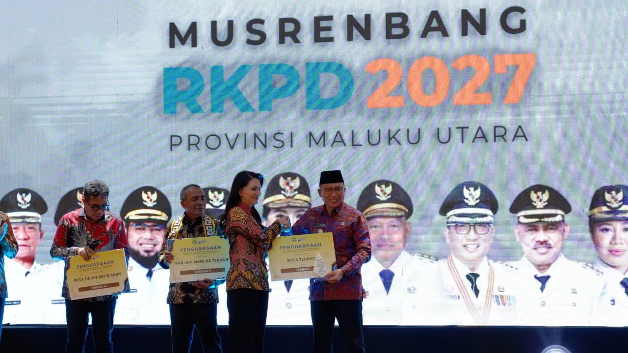 sherly-laos-serahkan-penghargaan-ke-pemkot-ternate_stunting.jpg