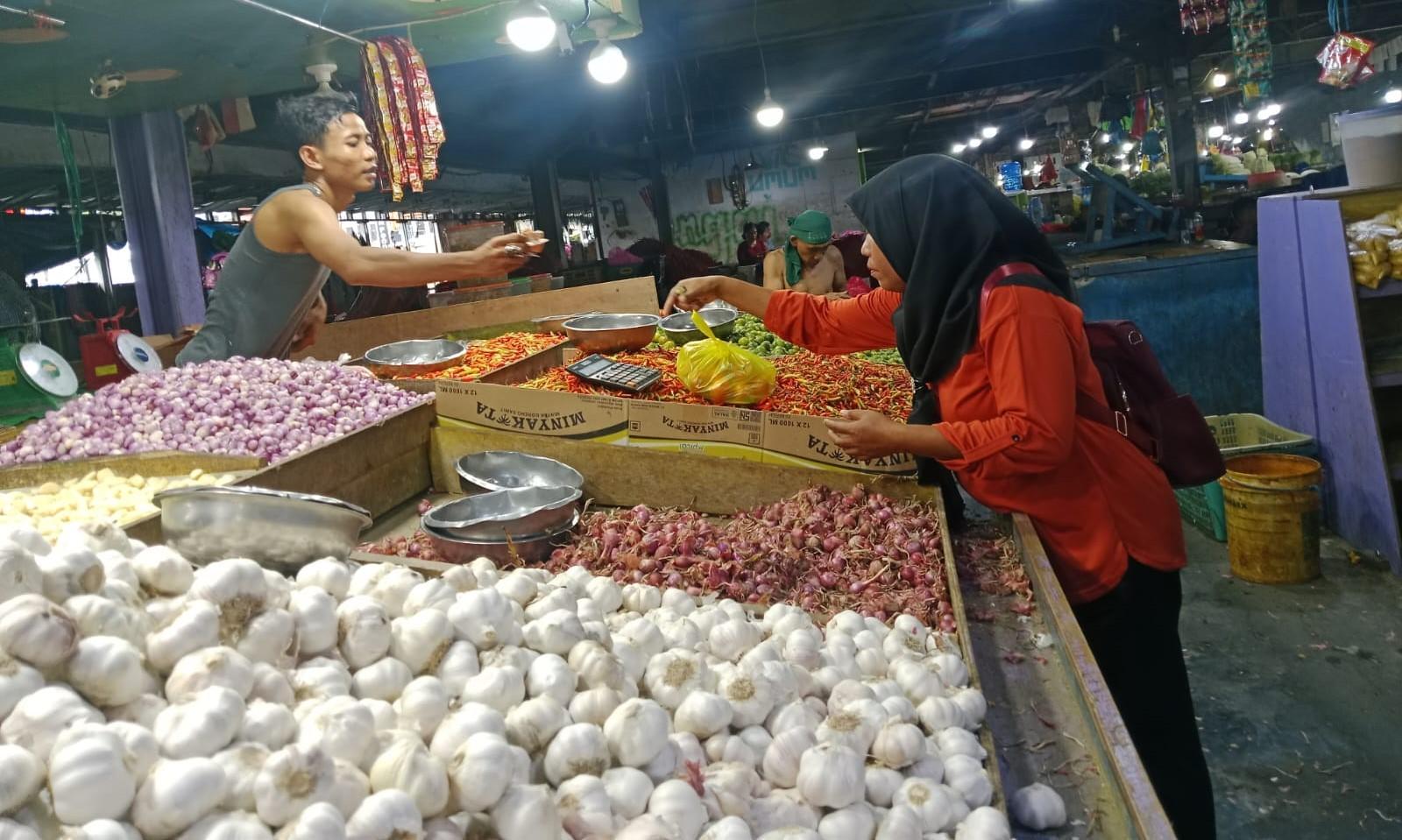 suasana-jual-beli-di-Pasar-Barito-Bahari-Berkesan-Ternate-01.jpg