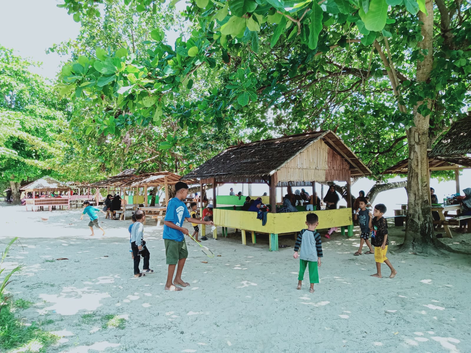 H+2 Lebaran, Destinasi Wisata Pantai Army Dock Morotai Ramai Pengunjung