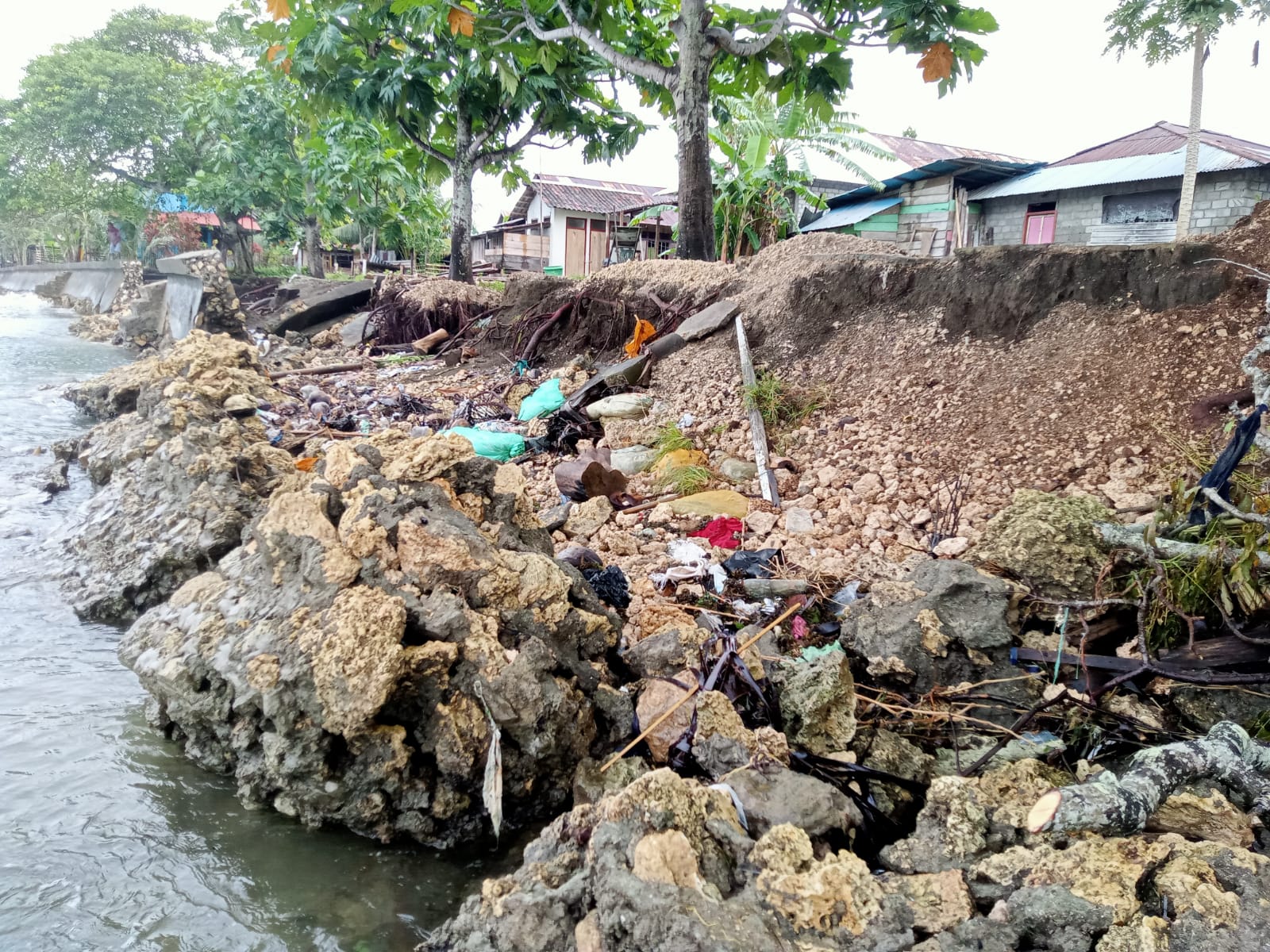 Tanggul Penahan Ombak di Desa Joubela Morotai Rusak Dihantam Ombak