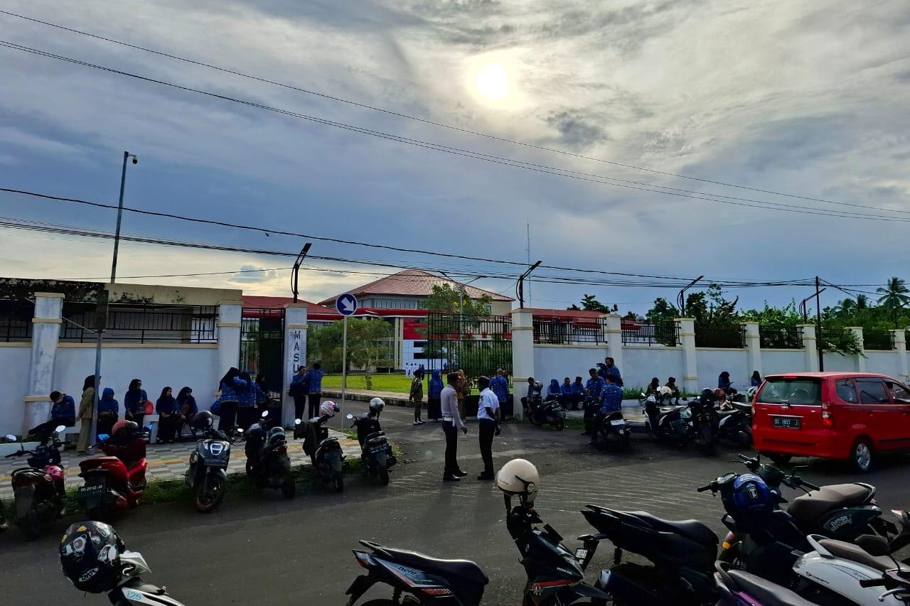 Terlambat Ikut Upacara 17 Bulan Berjalan, Pegawai Pemkab Morotai Terlantar di Depan Kantor Bupati