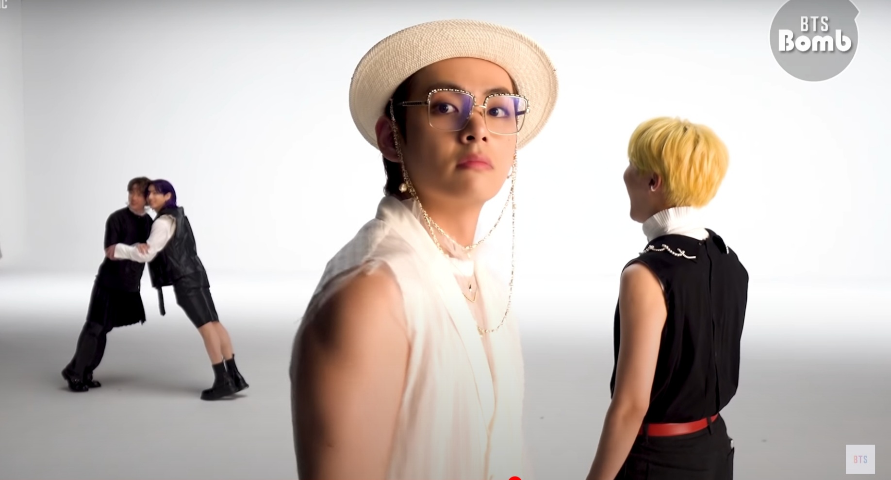 Dalam Behind The Scene Syuting Video Klip 'Butter', V BTS Pamer Caranya Melatih Otot Lengan