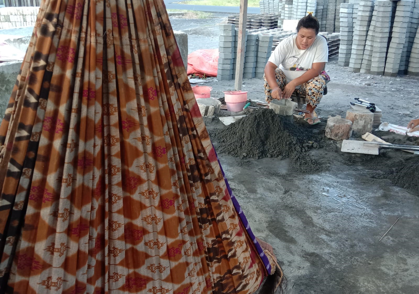 wanita-pembuat-paving-block-press-di-halmahera-utara.jpg