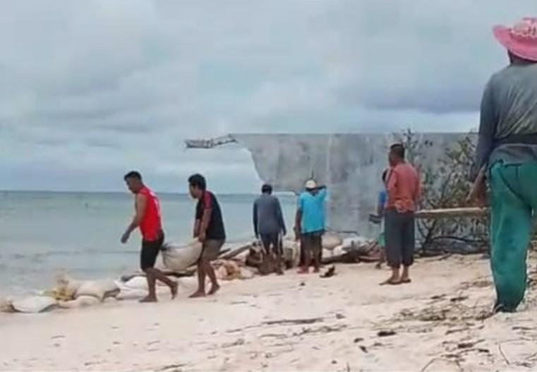 Cegah Abrasi, Warga dan Perangkat Desa Limbo Taliabu Bangun Tanggul Sederhana - warga-Taliabu-gotong-royong-bikin-tanggul-seadanya-02.jpg