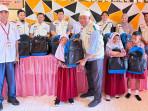 30-siswa-SD-Negeri-1-Bukit-Durian-Tidore-dapat-bantuan-tas.jpg