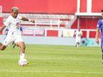 Aksi-Yakob-Sayuri-saat-Malut-United-bersua-Arema-FC.jpg
