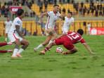Aksi-gelandang-serang-Malut-United-Tyronne-del-Pino-saat-dihadang-pemain-Persijap-Jepara.jpg