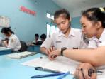 Aktivitas-belajar-mengajar-siswa-murid-SMA.jpg