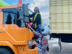 Bagi-bagi-bendera-merah-putih-ke-pengendara-truk-di-Ternate.jpg