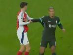 Bek-Liverpool-Virgil-van-Dijk-sikut-penyerang-Arsenal-Kai-Havertz-hingga-jatuh.jpg