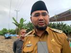 Bupati-Halmahera-Selatan-ketika-memberi-respons-terhadap-2-KK-bertahan-di-tenda-Kemensos.jpg