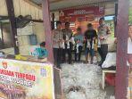 Dua-orang-berikut-barang-bukti-berupa-285-kantong-diamankan-di-Polsek-Oba-Utara.jpg