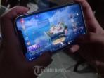 Ilustrasi-game-online-yang-dimainkan-lewat-ponsel-Mobile-Legend-Free-Fire-ff-kode-redeem.jpg