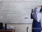 Ilustrasi-guru-siswa-kelas-belajar-mengajar.jpg