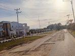 Jalan-berlubang-di-depan-Kantor-DPRD-Taliabu-01.jpg