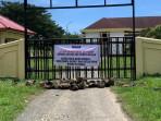 Kantor-DPRD-Halmahera-Selatan-dipalang.jpg