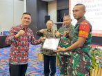Kopda-Gilman-S-Rajak-Babinsa-Desa-Cucumare-raih-penghargaan.jpg<pf>Kopda-Gilman-S-Rajak-Babinsa-Desa-Cucumare-lakukan-pose-foto-bersama-usai-menerima-penghargaan.jpg