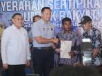 Menko-IPK-Agus-Harimurti-Yudhoyono-menyerahkan-10-sertipikat-hak-atas-tanah-secara-simbolis.jpg