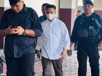 Muhaimin-Syarif-saat-berjalan-masuk-ke-ruang-sidang-Pengadilan-Negeri-Ternate.jpg