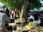 Pedagang-janur-ketupat-di-Pasar-Higiebis-Bahari-Berkesan-Ternate.jpg