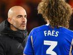 Pelatih-Chelsea-Enzo-Maresca-saat-masih-di-Leicester-City-dan-bek-Leicester-City-Wout-Faes.jpg