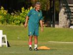 Pelatih-Malut-United-Hendri-Susilo-pada-sesi-latihan-jelang-laga-melawan-Persis-Solo.jpg