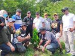 Pemprov-Maluku-Utara-tanam-bunga-di-area-jalan-40-Sofifi-Maluku-Utara.jpg