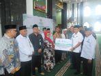 Penyerahan-bantuan-kepada-imam-dan-syara-se-Kota-Ternate.jpg