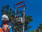 Petugas-PLN-secara-rutin-melakukan-pemeliharaan-infrastruktu.jpg