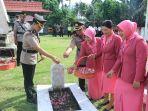 Polres-Morotai-ziarah-makam-sambut-HUT-Bhayangkara-ke-77-tahun-2023.jpg