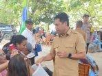 Potret Bupati Halmahera Timur Ubaid Yakub Berbagi Kue dengan Warga Desa Nyaolako